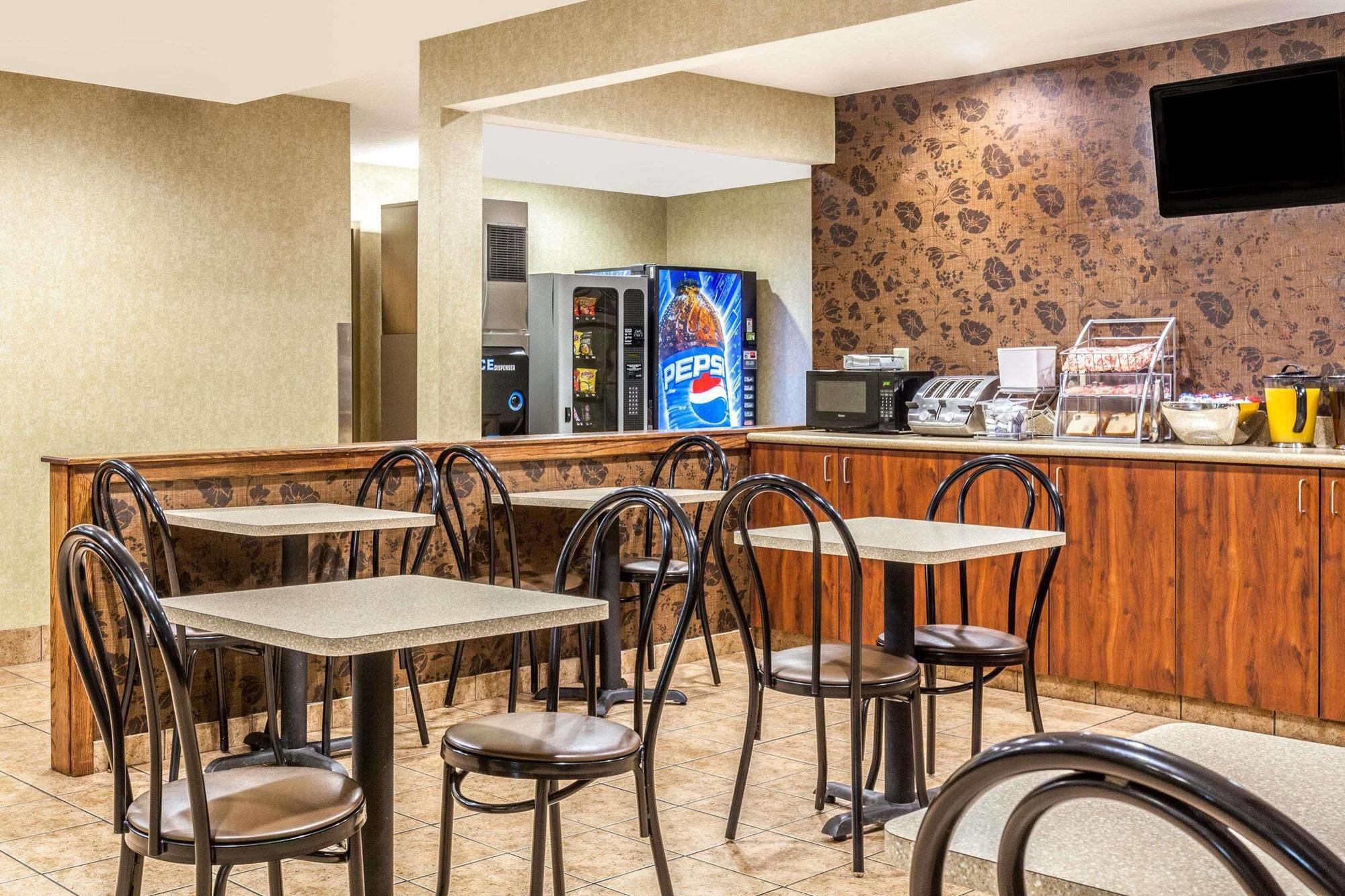 Super 8 By Wyndham Liverpool/Clay/Syracuse Area Екстериор снимка